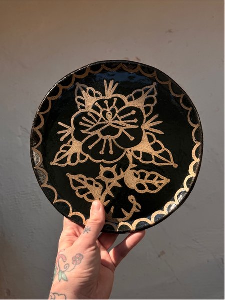 Black plate With Rose 22cm